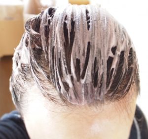 薄毛の原因になるヘアカラー！カラー剤のダメージを減らす3つの方法