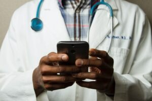 完全オンラインのAGA治療で有名なクリニックフォアの口コミと評判!